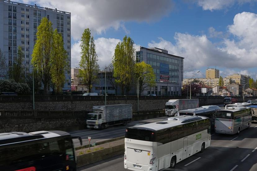 Paris yakınında kamyon şoförleri akaryakıt zammını protesto etti