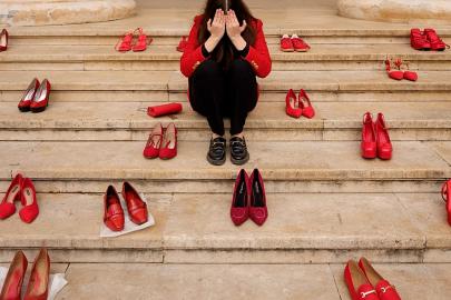 Romanya'da kırmızı ayakkabılı eylem, kadın cinayeti krizini gündeme taşıdı