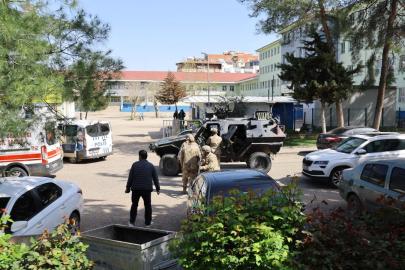 Şanlıurfa'da okula silahlı saldırı: 16 kişi yaralandı, zanlı yaşamına son verdi