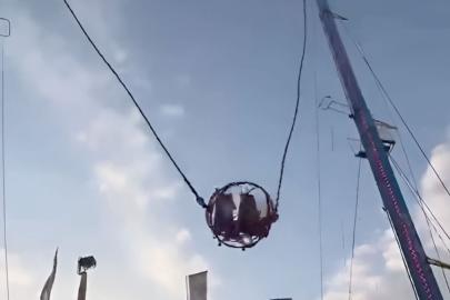 Sevilla’da lunapark faciası: Dev sapan oyuncağının halatı koptu, 4 kişi yaralandı
