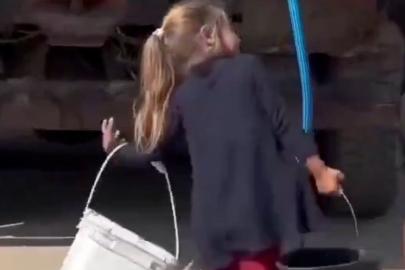 Soykırımın en masum hedefleri: Gazzeli çocuklar bir damla su için mücadele ediyor