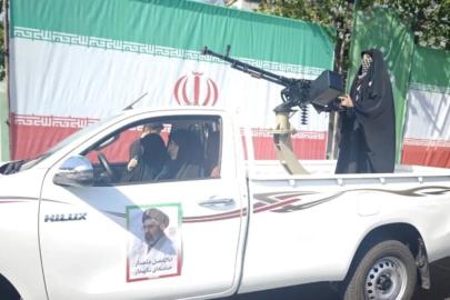 Tahran’da kadınlardan askeri geçit töreni