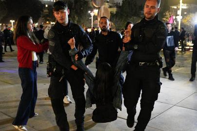 Tel Aviv'de ABD büyükelçiliği önünde savaş karşıtı protesto: Polis müdahale etti