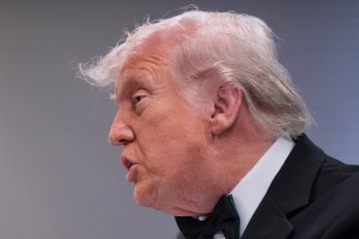 Trump paylaştı: Silahlı saldırganın salona girdiği anlar