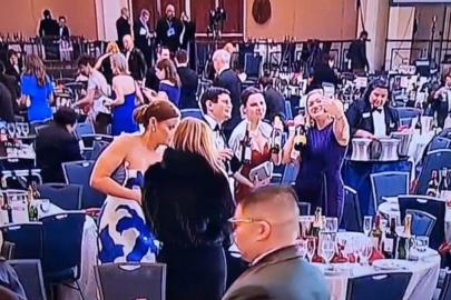 Trump'ın bulunduğu yemekte silahlı saldırı sırasında gazeteciler içki şişelerini çaldı