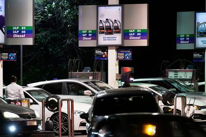 Yakıt sıkıntısı Johannesburg'daki benzin istasyonlarında uzun kuyruklara yol açtı