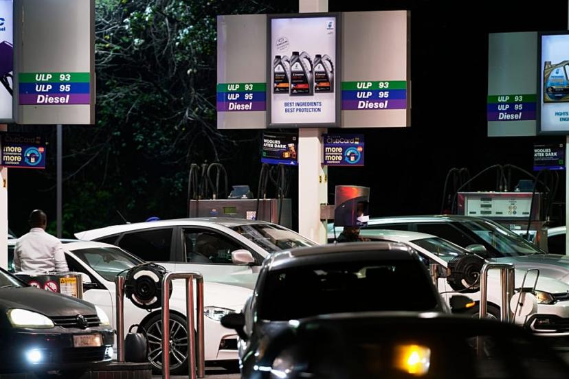 Yakıt sıkıntısı Johannesburg'daki benzin istasyonlarında uzun kuyruklara yol açtı