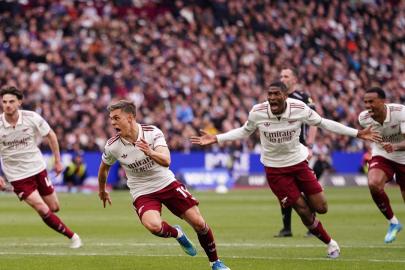 22 yıllık hasret son buldu: Premier Lig'de şampiyon Arsenal