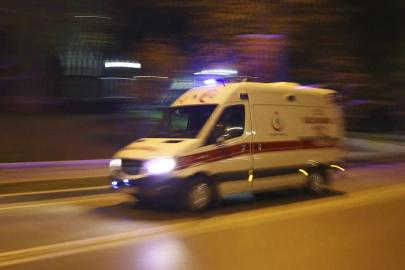 Adana'da iki otomobil çarpıştı: 2 ölü, 3 yaralı