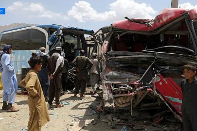 Afganistan'da mültecileri taşıyan kamyon devrildi: 10'u çocuk 18 kişi hayatını kaybetti