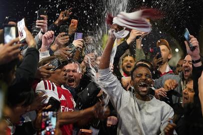 Arsenal taraftarları 22 yıl sonra gelen Premier League şampiyonluğunu kutladı