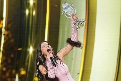 Bulgaristan'ın Eurovision zaferi: Şarkıcı Dara kupayı gözyaşları ve konfetiler eşliğinde kaldırdı