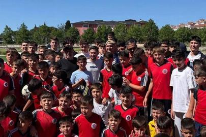 Cengiz Ünder genç futbolcularla buluştu