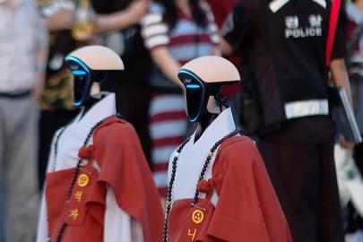 Güney Kore: Binler, robot keşişlerin Seul’ün tarihi sokaklarında yürüyüşünü izledi