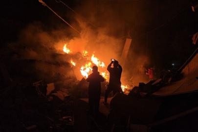 İsrail ordusu Gazze'nin orta kesiminde bir binayı bombaladı