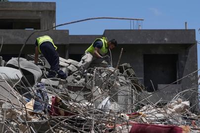 İsrail'den Güney Lübnan'a saldırı: Kurtarma ekipleri enkazda arama yapıyor