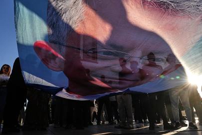 İzmir’de Özgür Özel’in ilk mitingi öncesi polisten TOMA müdahalesi: Cumhuriyet Meydanı kapatıldı