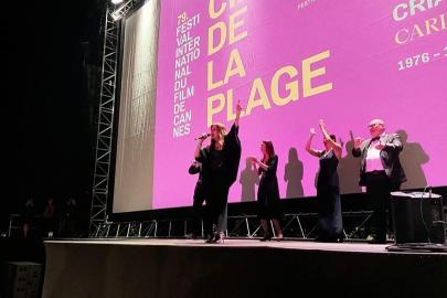 Jeanette, Cannes'de kült film şarkısı 'Por qué te vas'ı yeniden seslendirdi