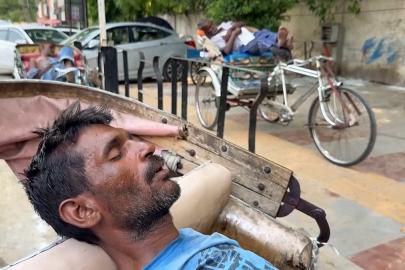 Kuzey Hindistan kavruluyor: Termometreler 48 dereceye dayandı