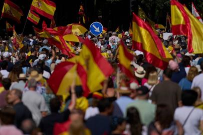 Madrid'de on binler, İspanya Başbakanı Sánchez'in istifasını istedi
