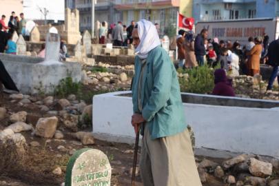 Mardin'de arife günü mezarlıklarda ziyaretçi yoğunluğu