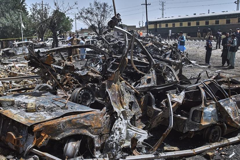 Pakistan'da trene bombalı saldırı: En az 24 ölü