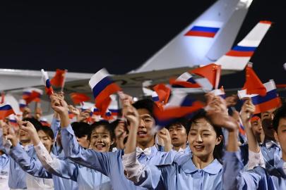 Pekin'e gelen Putin'i Çinli gençler karşıladı