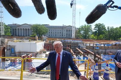 Trump, Beyaz Saray'daki dev balo salonu inşaatını gezdi