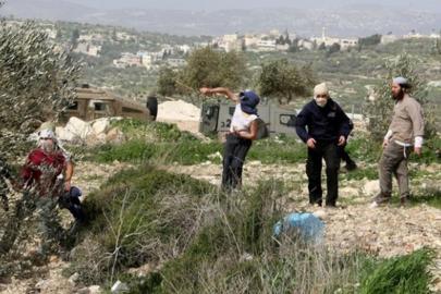 Yahudi çeteler Batı Şeria'da Filistinlilerin evlerini taşladı, araçlarını tahrip etti