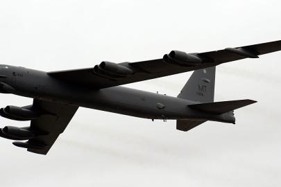 ABD bombardıman uçağı kalkıştan hemen sonra düştü