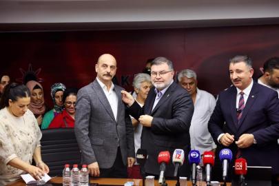 AK Partili Saygılı, farklı partilerden AK Parti'ye katılan 370 kişiye rozet taktı