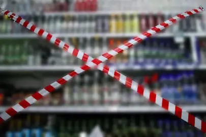 Alkol reklamına sıkı yasak! Resmi Gazete'de yayımlandı, vitrinde dahi gösterilemeyecek