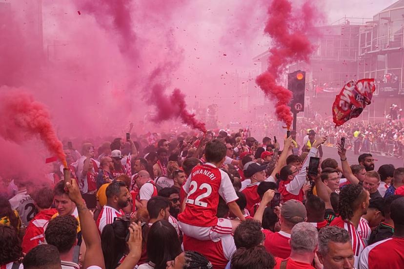 Arsenal taraftarı zafer korteji için Londra sokaklarını doldurdu