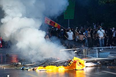 Cenevre'de G7 zirvesini ve küresel politikaları protesto eden 20.000 kişi polisle çatıştı