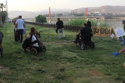 Cizre'de engelliler çevre kirliliğine dikkat çekmek amacıyla parkları temizledi