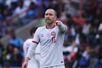Danimarkalı futbolcu Christian Eriksen sahada fenalaştı, bilinci yerindeydi
