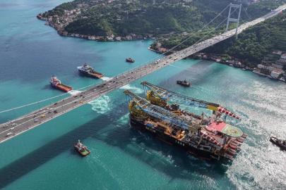 Dev vinç gemisi İstanbul Boğazı'nda