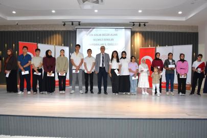 Din, ahlak ve değer yarışmalarında başarılı öğrenciler ödüllendirildi