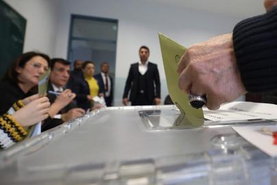 Dört şehirde yerel seçimler: Oy sayımına başlandı