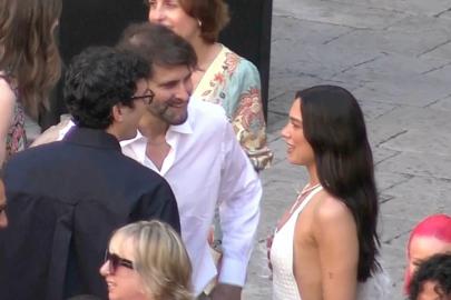 Dua Lipa ve Callum Turner Sicilya'daki düğün partisinde konuklarla eğlendi