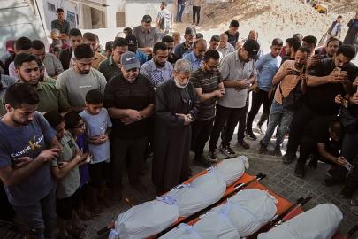 Gazze'de İsrail'in gece saldırısında ölen en az 9 kişi için yas tutuldu