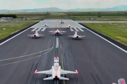 HÜRJET ve Türk Yıldızları'ndan gökyüzünde tarihi uçuş: İlk kez 10 uçak aynı kolda buluştu