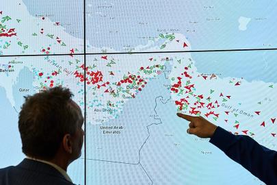Hürmüz'den geçişler tekrar başladı: Boğazı kimin yöneteceği belirsiz