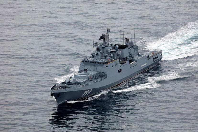İngiltere'nin tacizlerine karşı Rus fırkateyninden uyarı ateşi