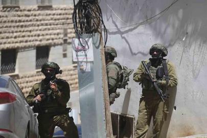 İşgalciler Nablus’ta bir genci esir aldı, bir çocuğu darp etti