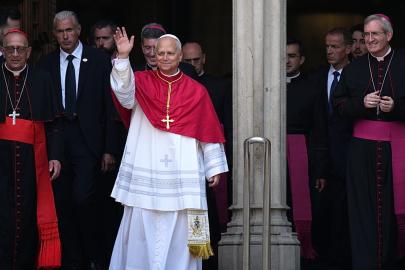 İspanya: Papa 14. Leo Barcelona’ya geldi, binlerce kişi karşıladı