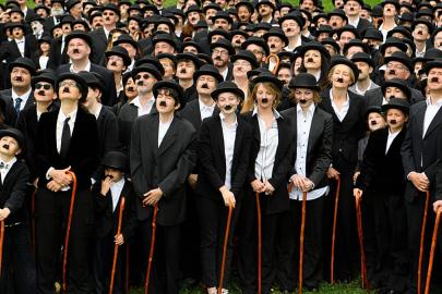 İsviçre'de yüzlerce kişi Charlie Chaplin kostümüyle rekor denemesi yaptı