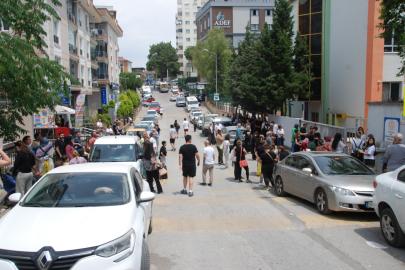 İzmir'de LGS sona erdi, öğrenciler aileleriyle buluştu