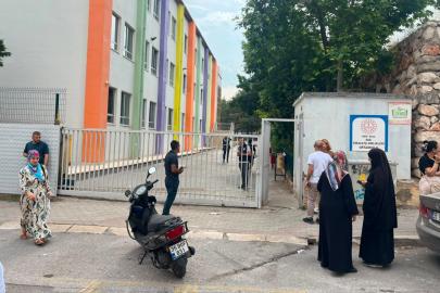 İzmir'de öğrenciler sınavda, veliler heyecanlı bekleyişte