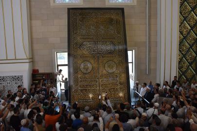 Kabe'nin kapı örtüsü Millet Camii'nde ziyarete açıldı